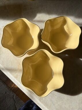 SET OF THREE Gail Pittman Hospitality Wavy Bowls in butter